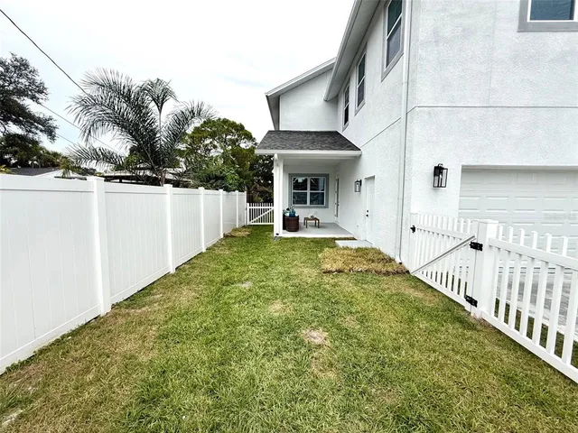 a view of a house with backyard and porch