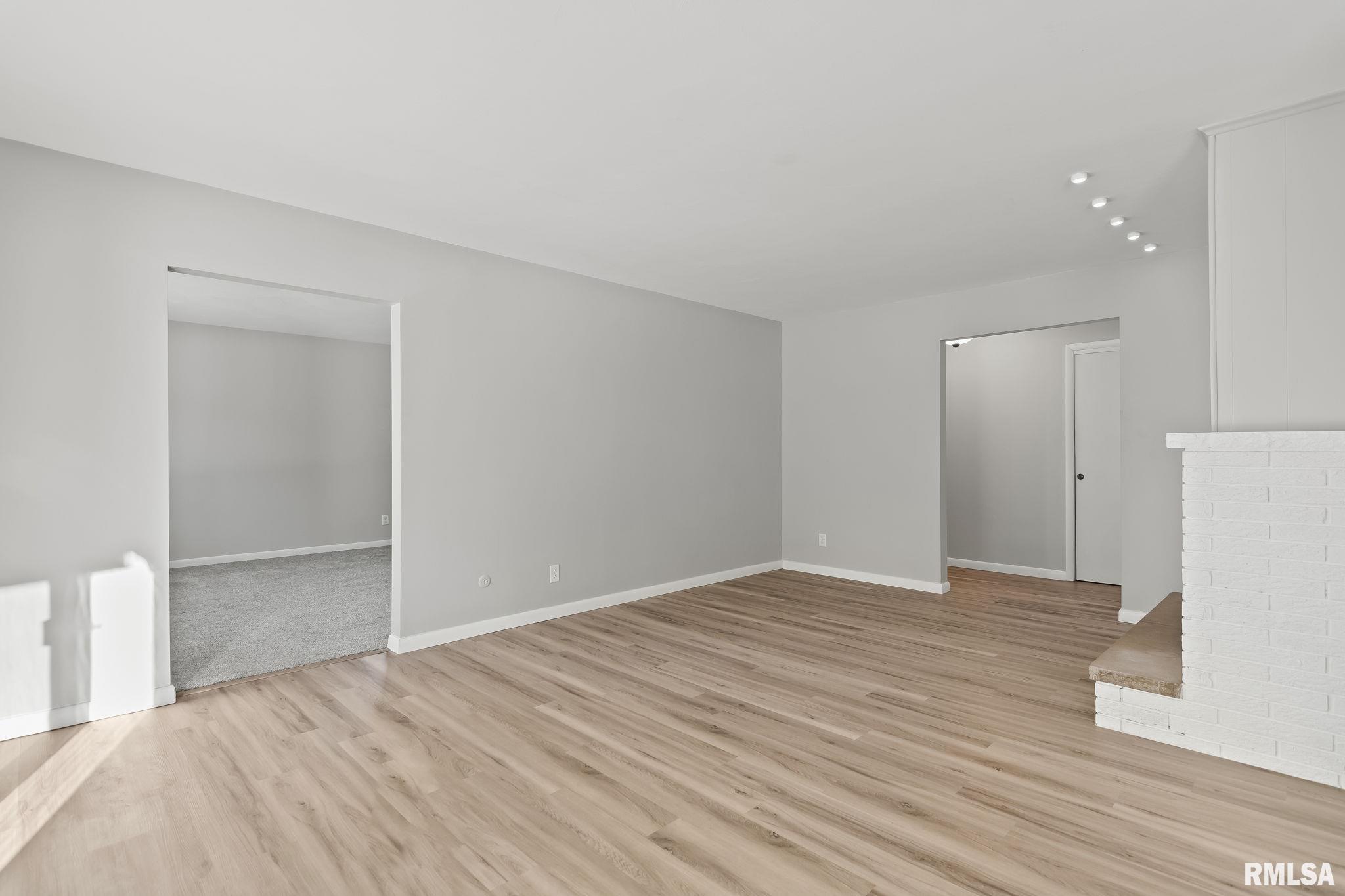 813 Roanoke Drive Springfield, IL 62702 - Photo 9 of 37