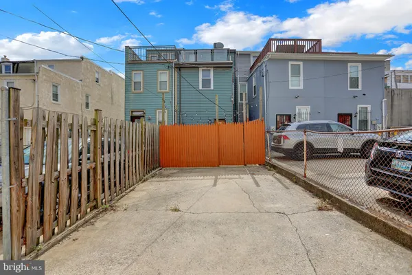 a view of a house with backyard and furniture