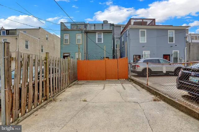 a view of a house with backyard and furniture