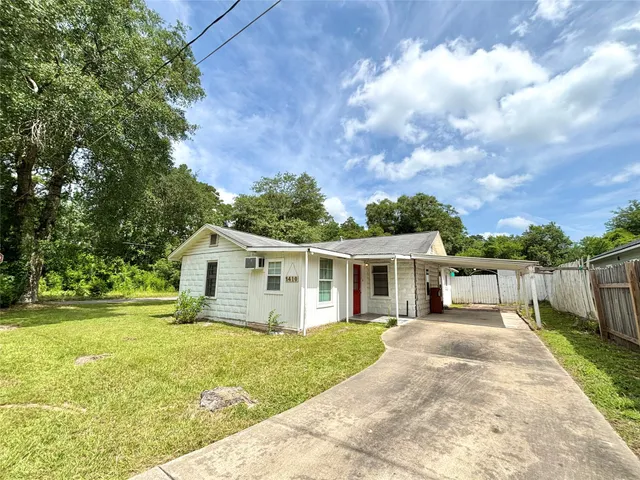 a view of a yard in front of house
