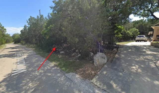 a flag is sitting in the middle of a yard