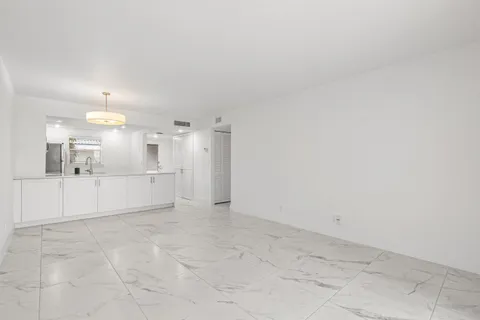 $169,900 | 3090 Holiday Springs Boulevard, Unit 109, Margate, FL 33063