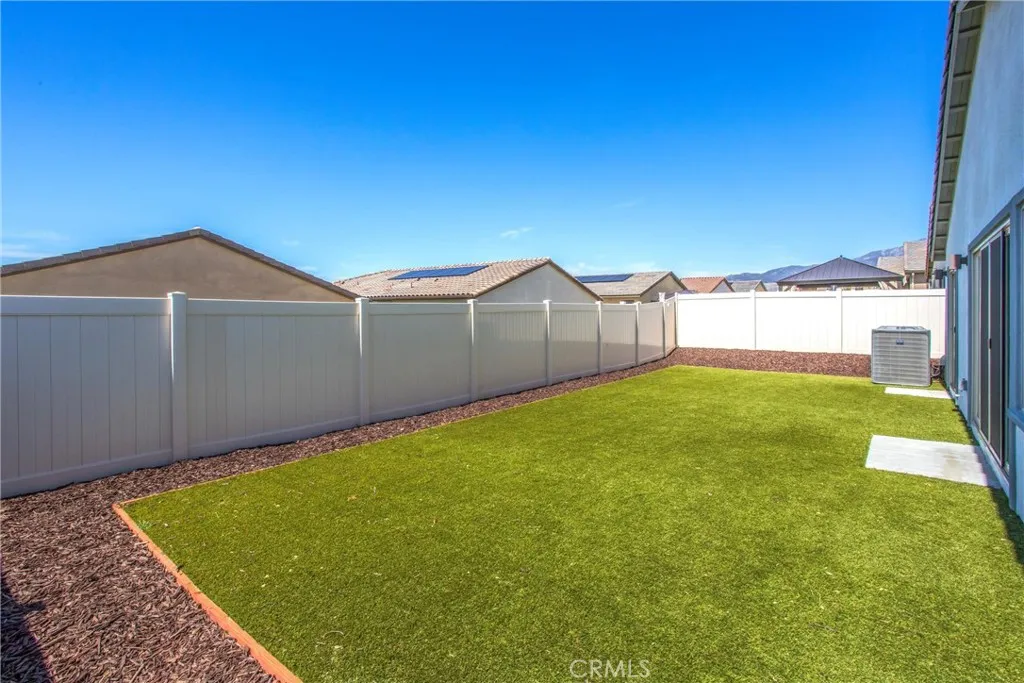1567 Park Haven Drive Rialto, CA 92376 - Photo 15 of 35 Back Yard side view