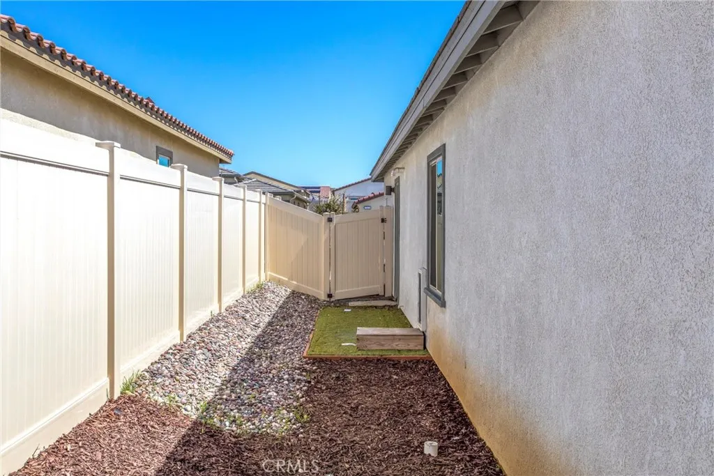 1567 Park Haven Drive Rialto, CA 92376 - Photo 17 of 35 Side yard