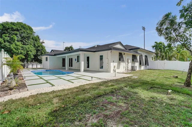 $999,999 | 300 North 53 Avenue, Hollywood, FL 33021