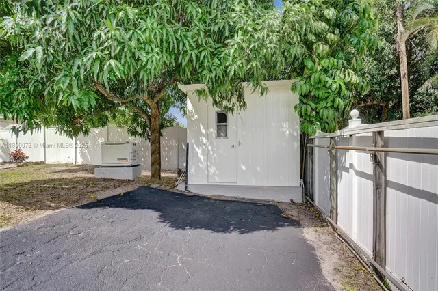 $999,999 | 300 North 53 Avenue, Hollywood, FL 33021