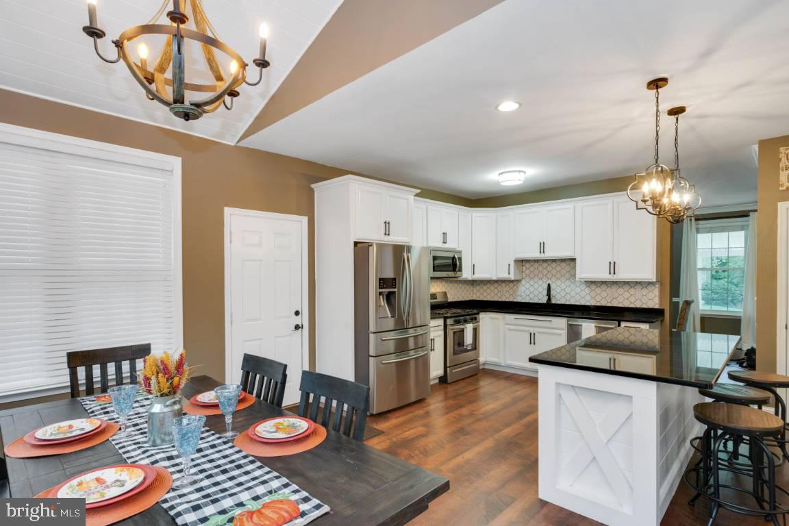 10657 Ashford Circle Waldorf, MD 20603 - Photo 11 of 44 Breakfast area looking into Kitchen