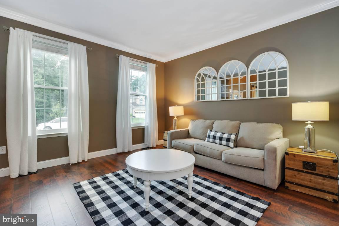 10657 Ashford Circle Waldorf, MD 20603 - Photo 7 of 44 Living room