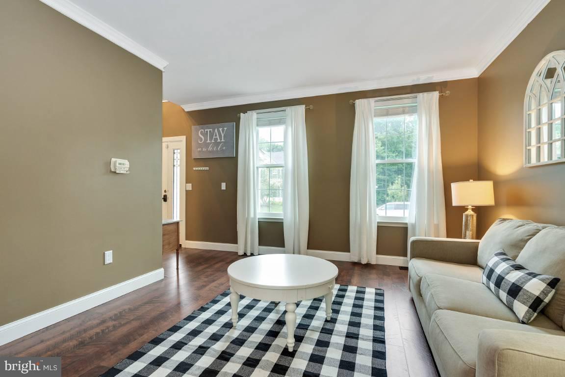 10657 Ashford Circle Waldorf, MD 20603 - Photo 9 of 44 Living room