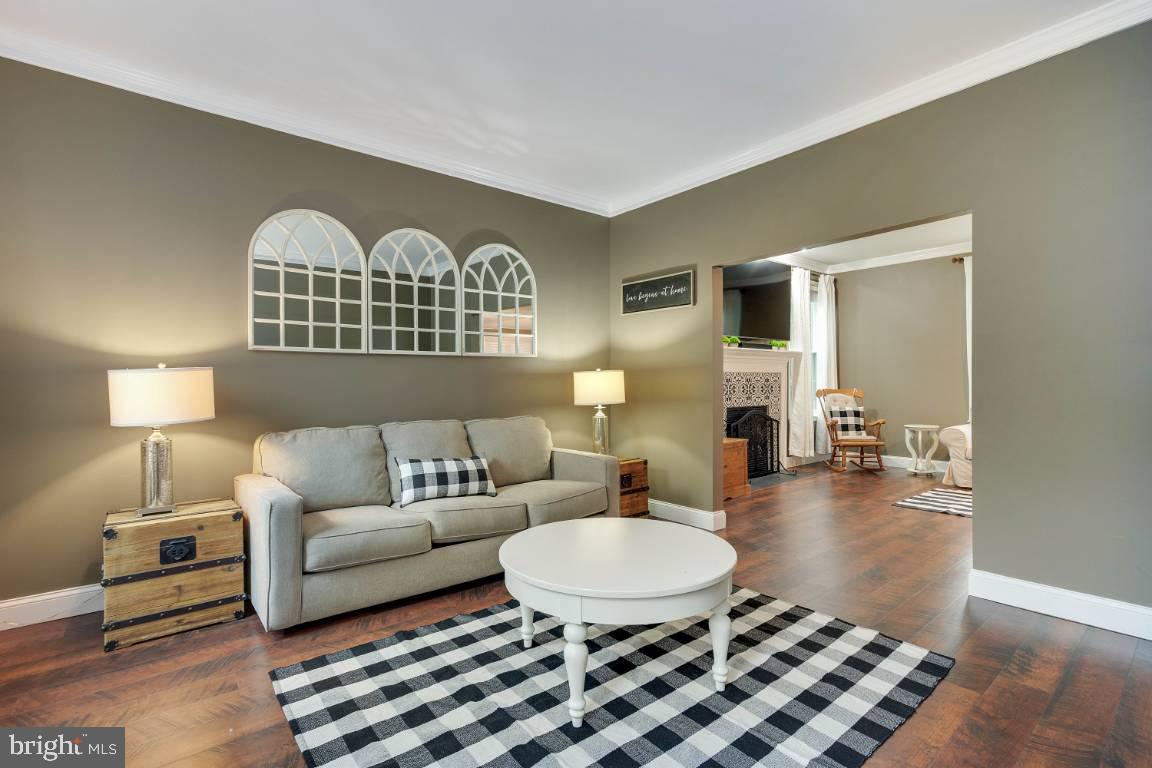 10657 Ashford Circle Waldorf, MD 20603 - Photo 10 of 44 Living room