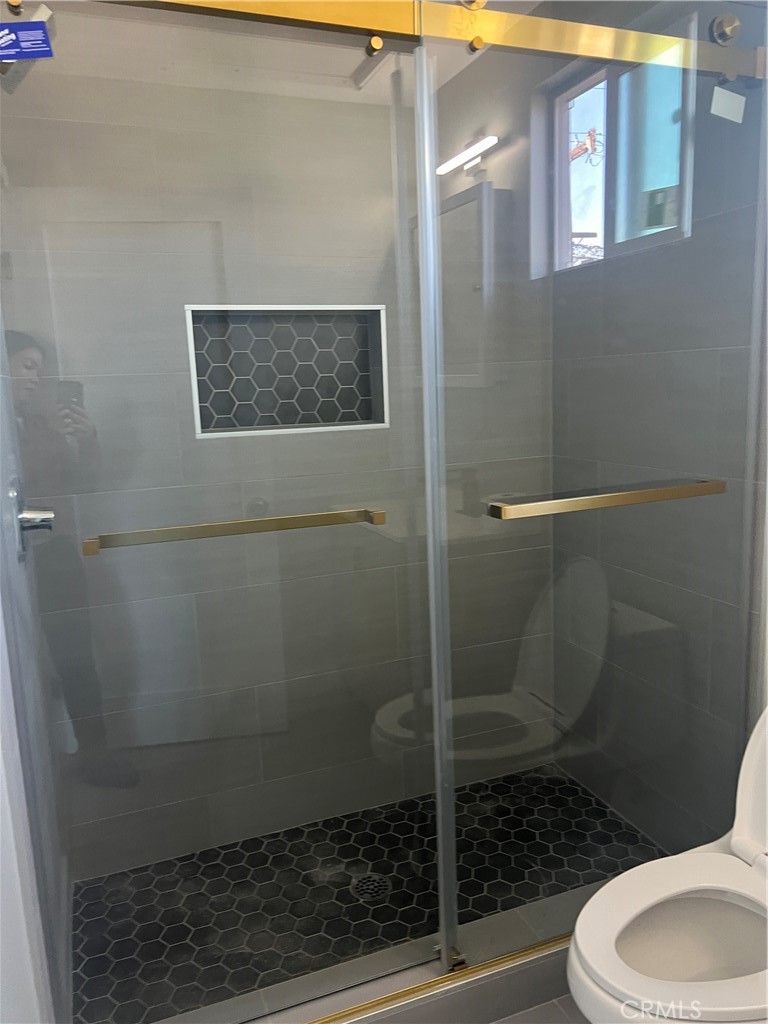 4966 Oregon Avenue, Unit D Long Beach, CA 90805 - Photo 4 of 5 a bathroom with a toilet and a shower