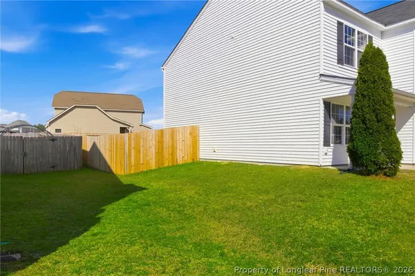 a view of a backyard