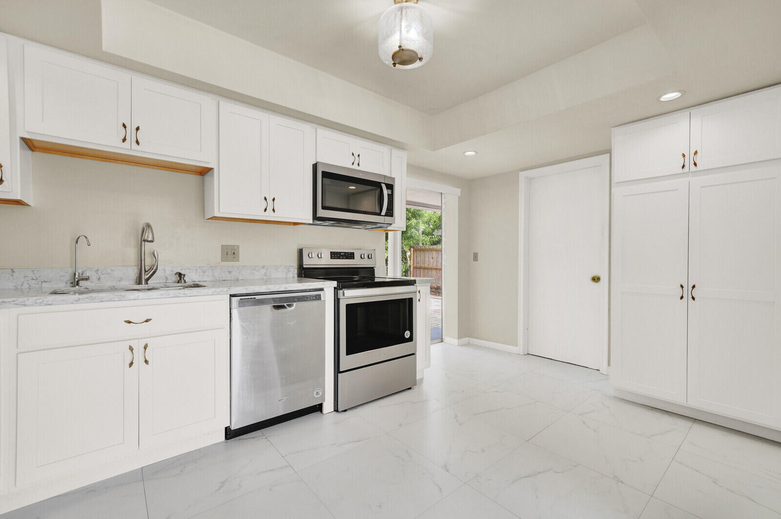 22229 Southwest 65th Terrace Boca Raton, FL 33428 - Photo 10 of 26 13_Image_13_mls