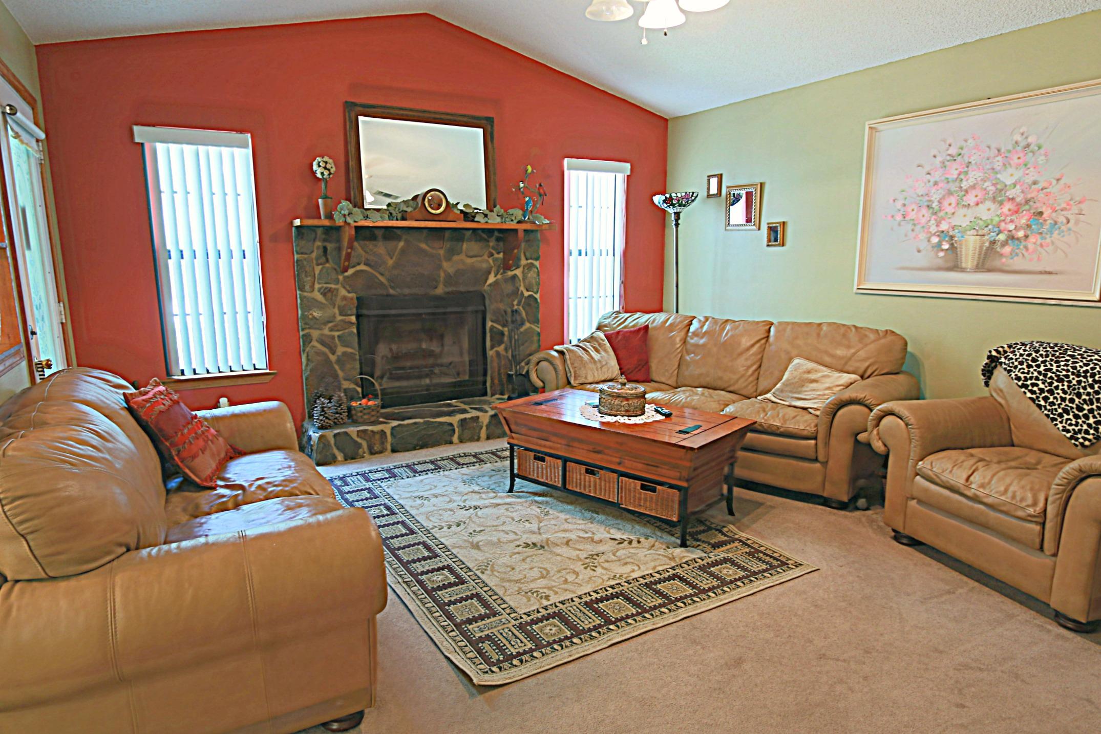 324 Springwood Circle Crestview, FL 32536 - Photo 4 of 15 Living Room 1