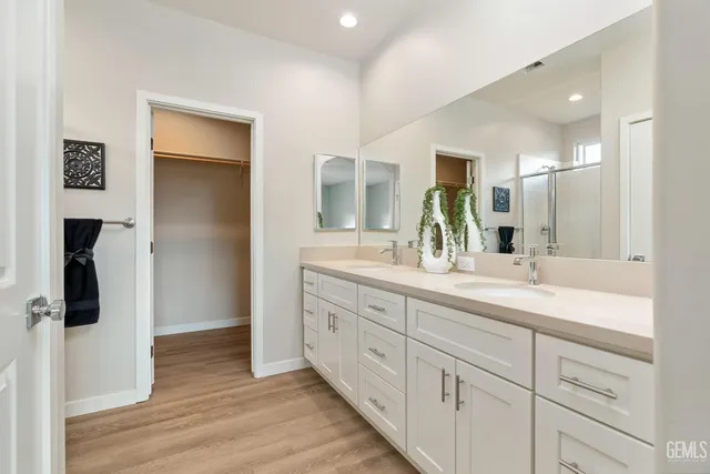 a bed room with a bed and a closet