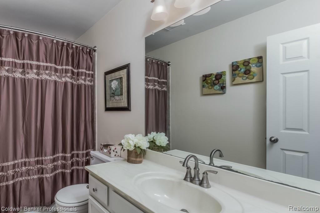 2300 North Fairview Lane Rochester, MI 48306 - Photo 28 of 43 028-Bathroom-1936245-medium.jpg