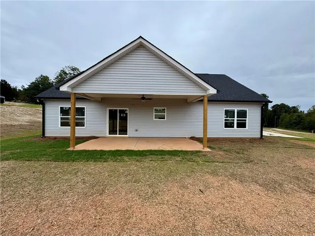 a front view of house with yard and garage