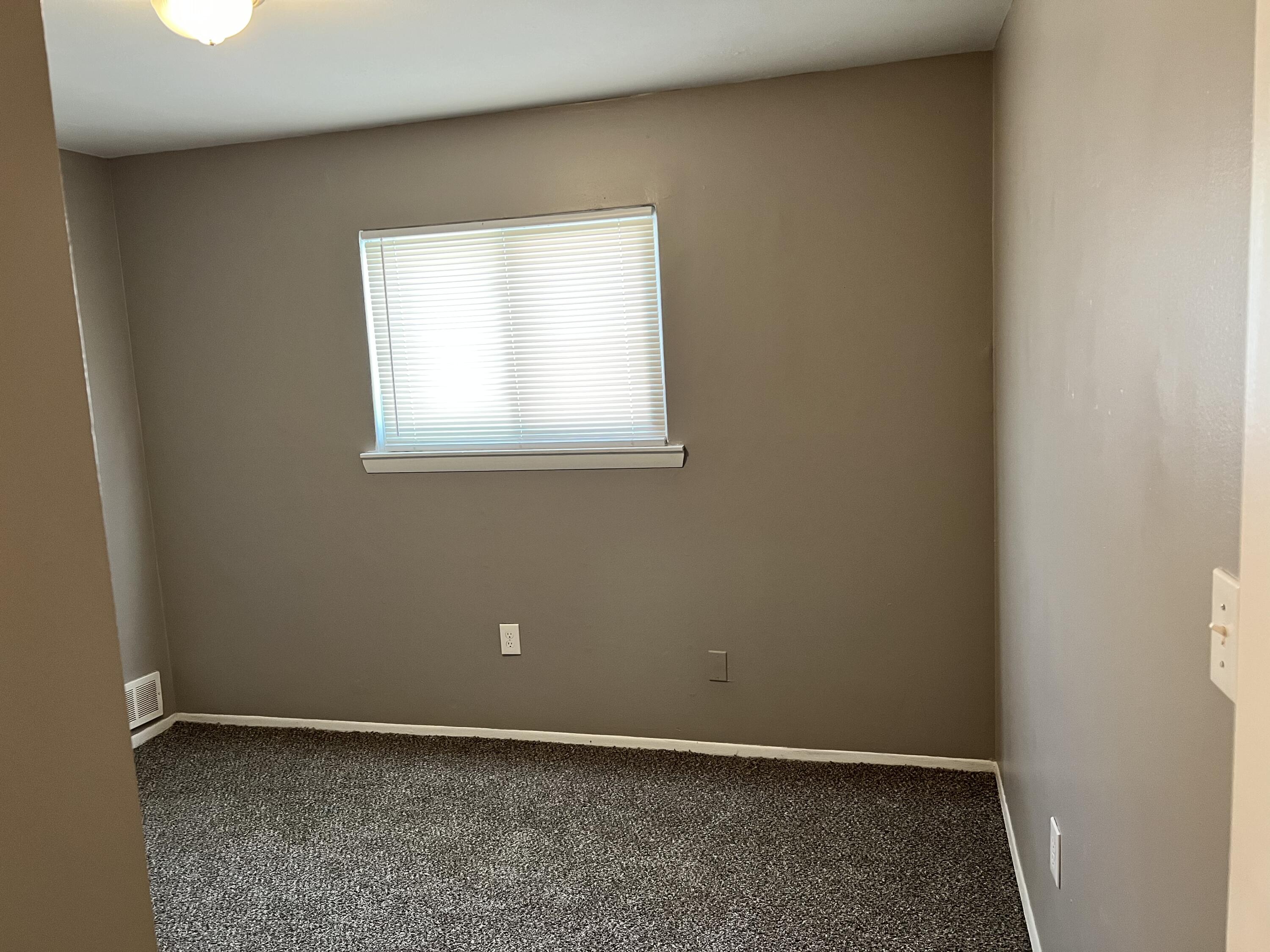 27006 Beverly Road Taylor, MI 48180 - Photo 12 of 22 78476605-A606-43AF-8C56-8C946B623C3C