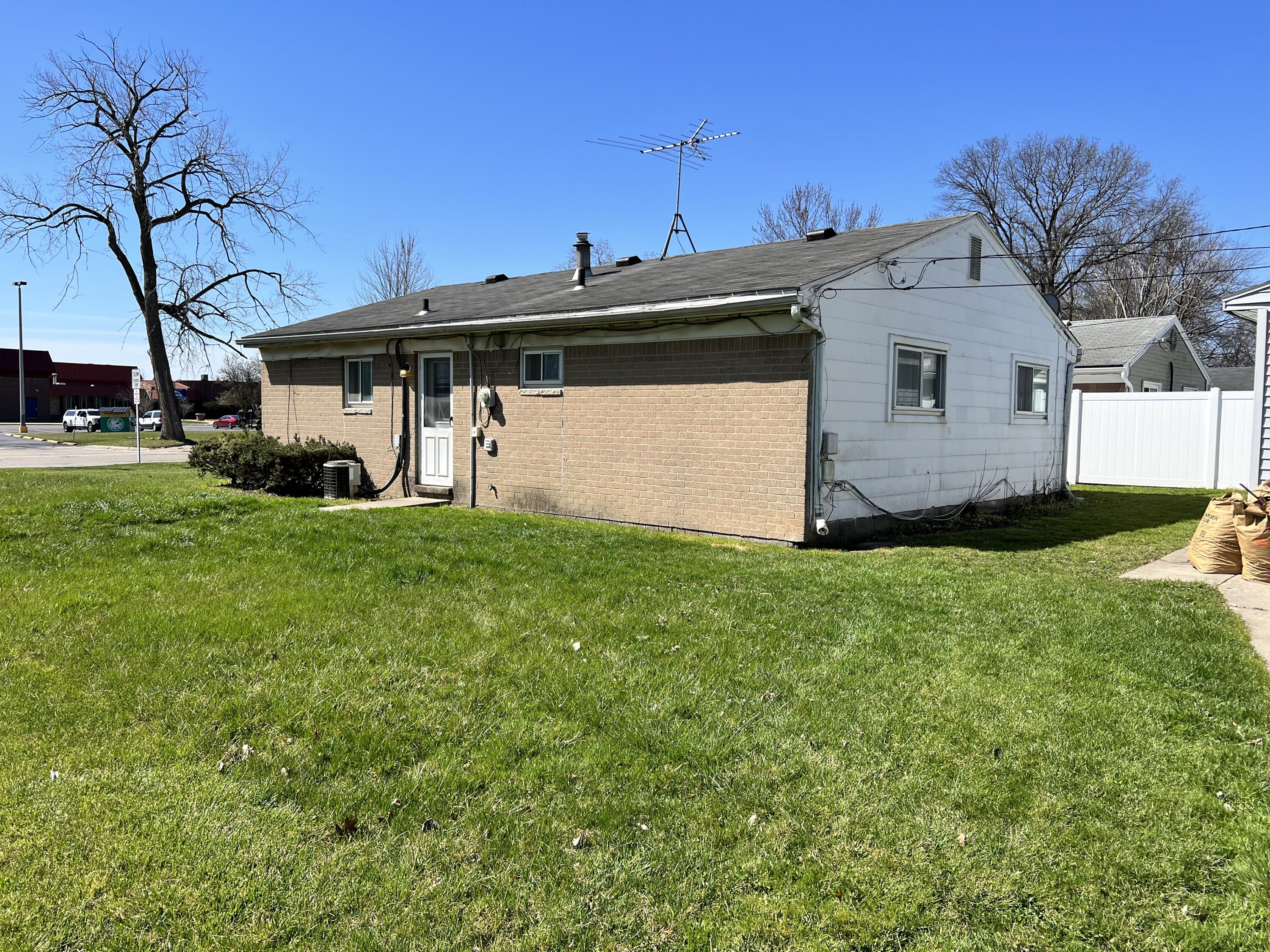 27006 Beverly Road Taylor, MI 48180 - Photo 5 of 22 90FDBCAF-9CEE-4DC2-A92D-F0EC3A104E59
