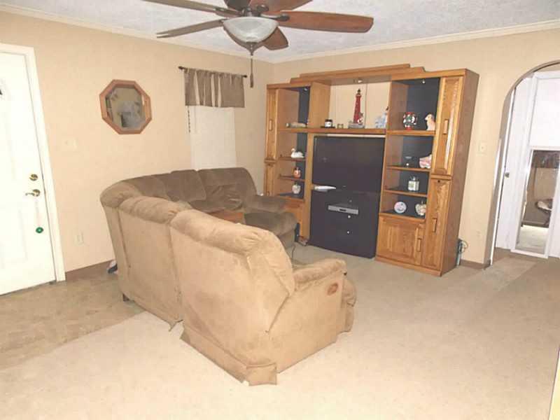 3716 Bakerstown Road Gibsonia, PA 15044 - Photo 3 of 20 Living Room.