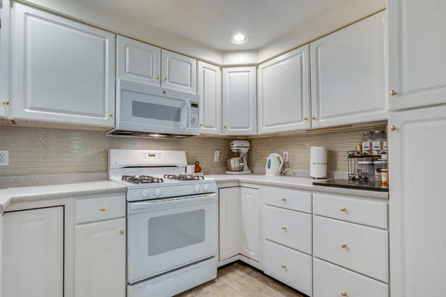 $525,000 | 3 Kensington Drive, Unit 3, Kennebunk, ME 04043