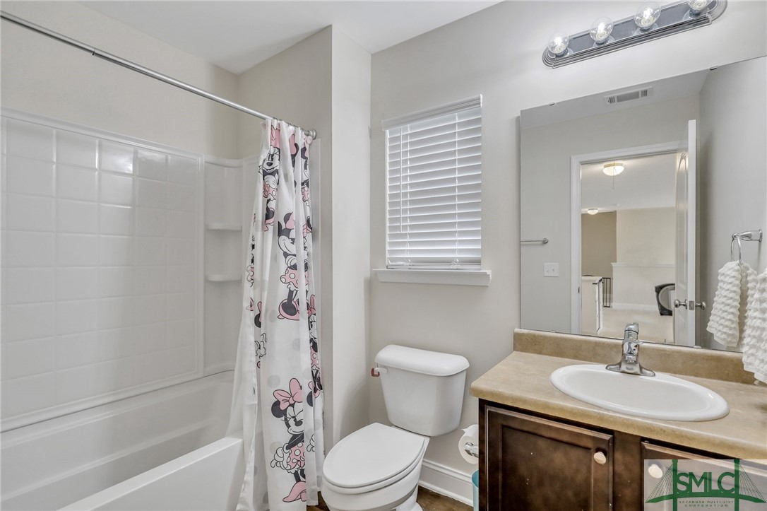 80 Smoke Rise Road Richmond Hill, GA 31324 - Photo 21 of 42 Upstairs bath between the two guest rooms