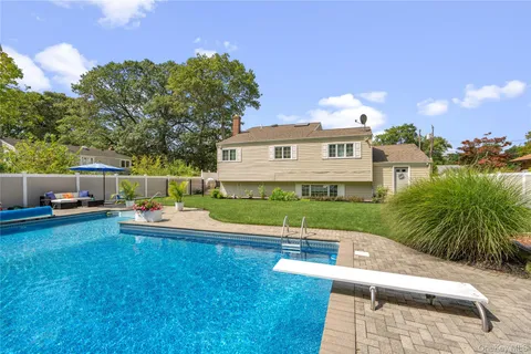 $899,999 | 939 Manor Lane, Bay Shore, NY 11706