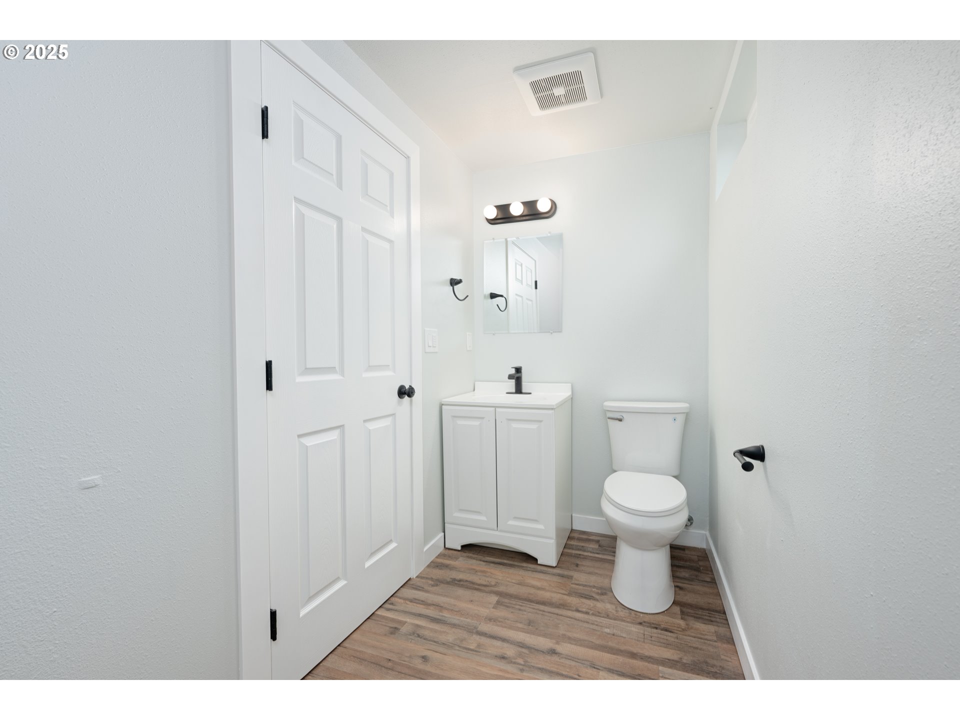 5775 Southeast Cesar Estrada Chavez Boulevard Portland, OR 97202 - Photo 34 of 43 a bathroom with a toilet a sink and a mirror