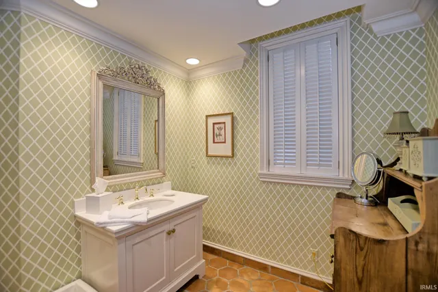 $2,375,000 | 305 East Jennings Street, Newburgh, IN 47630