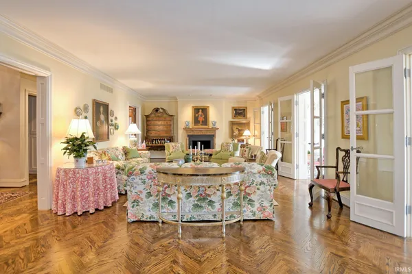 $2,197,700 | 305 East Jennings Street, Newburgh, IN 47630