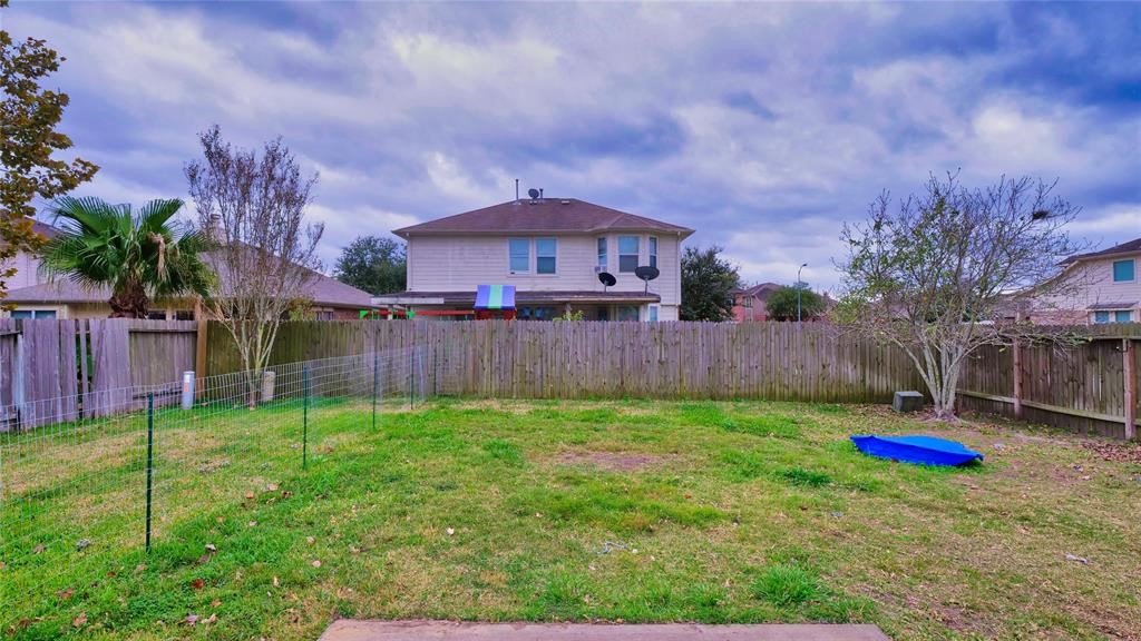 10235 Riderdale Park Lane Houston, TX 77070 - Photo 16 of 16 a backyard of a house with lots of green space and plants