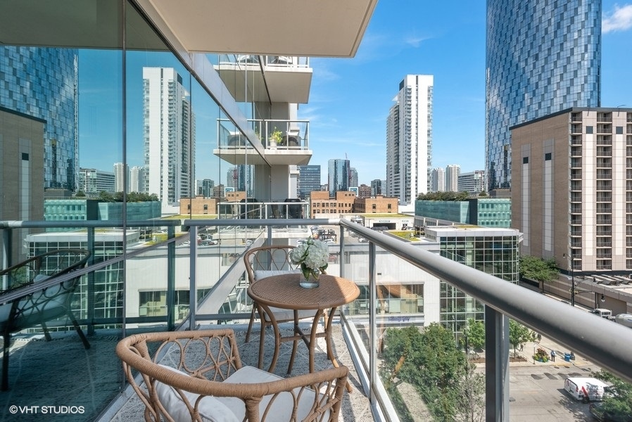 123 South Green Street, Unit 805B Chicago, IL 60607 - Photo 15 of 18 a balcony with chairs and a table