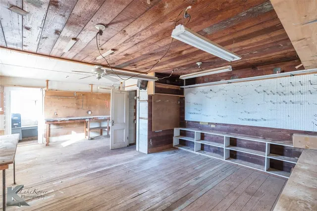 a view of livingroom with furniture