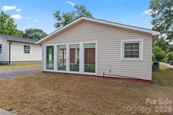 a view of a house with backyard and garden