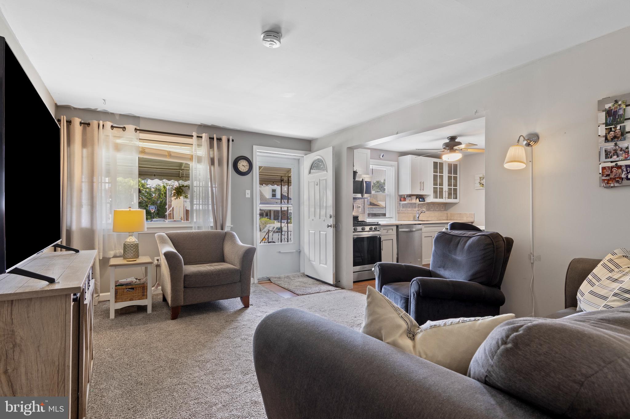 957 Kingsman Road Upper Chichester, PA 19061 - Photo 7 of 17 Livingroom