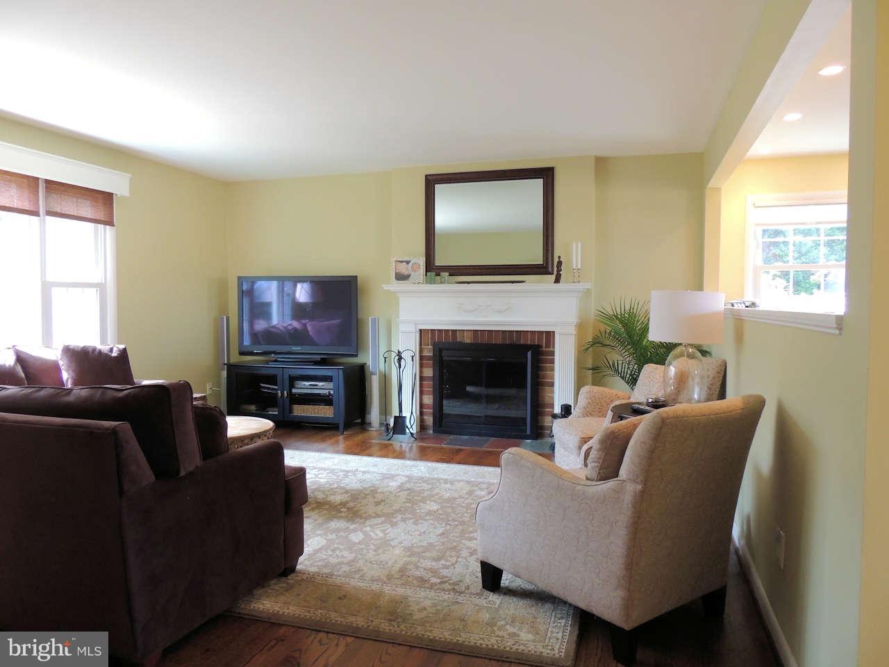 1910 Longmead Road Silver Spring, MD 20906 - Photo 9 of 27 Living Room