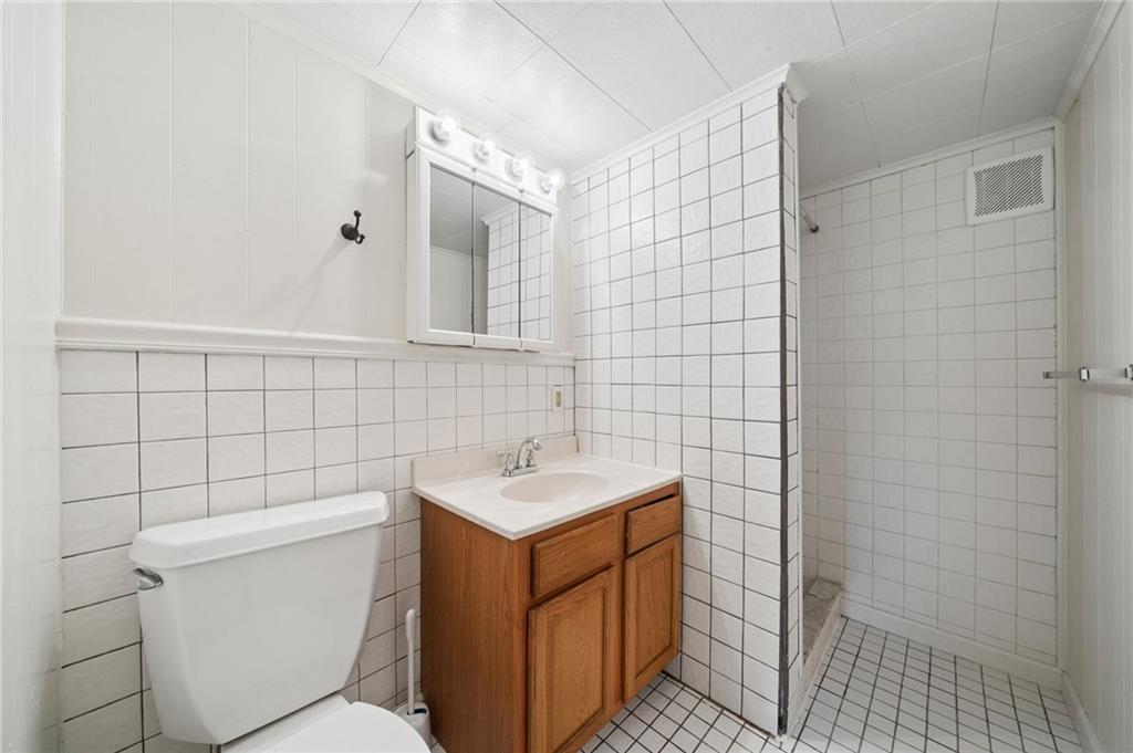 1154 Pittsburgh Road Valencia, PA 16059 - Photo 27 of 37 Right Unit bathroom