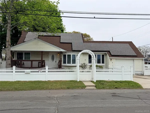 $579,000 | 304 27th Street, Lindenhurst, NY 11757