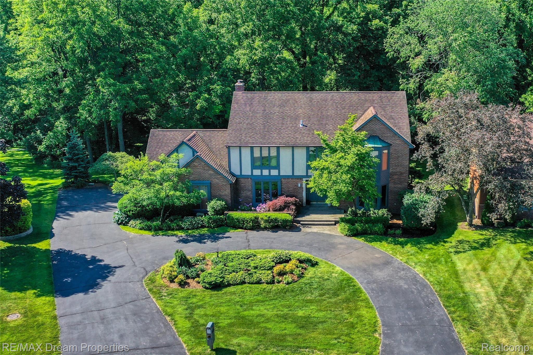 30998 Westwood Road Farmington, MI 48331 - Photo 2 of 47 DJI_0953.jpg