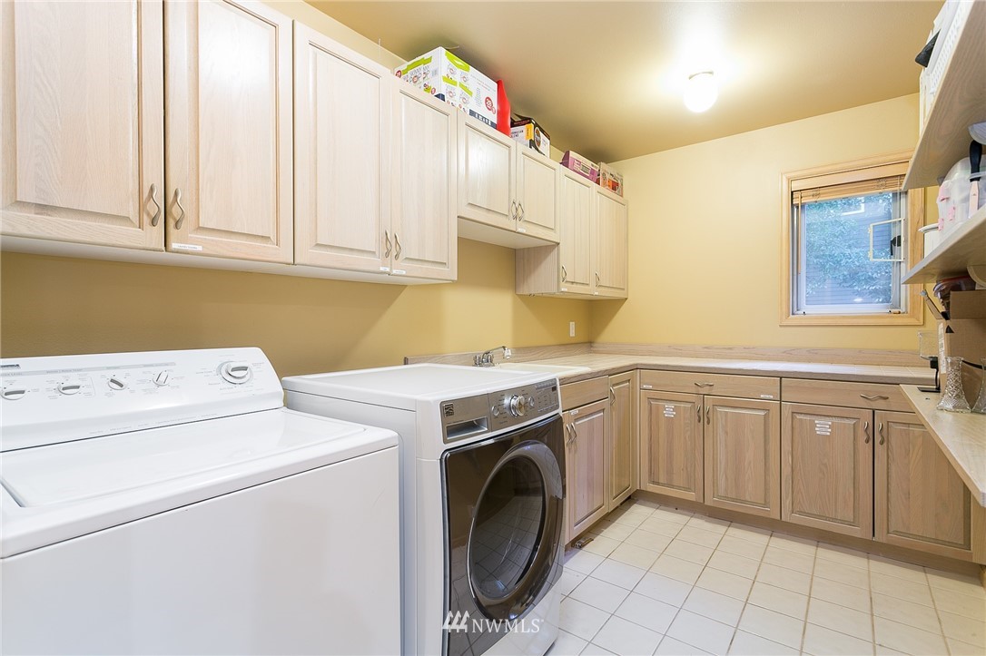5520 Canvasback Road Blaine, WA 98230 - Photo 24 of 31 a utility room with dryer and washer