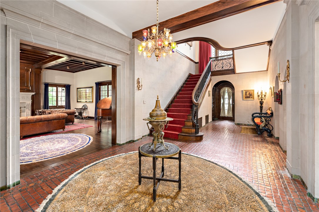 460 Rochambeau Avenue Providence, RI 02906 - Photo 4 of 26 Gallery Image 4