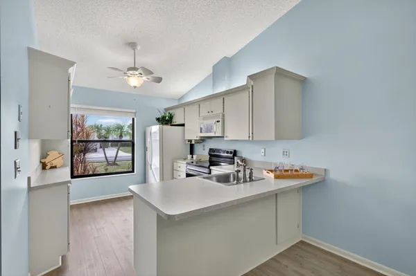 $2,300 | 7643 Southeast Sugar Sand Circle, Hobe Sound, FL 33455