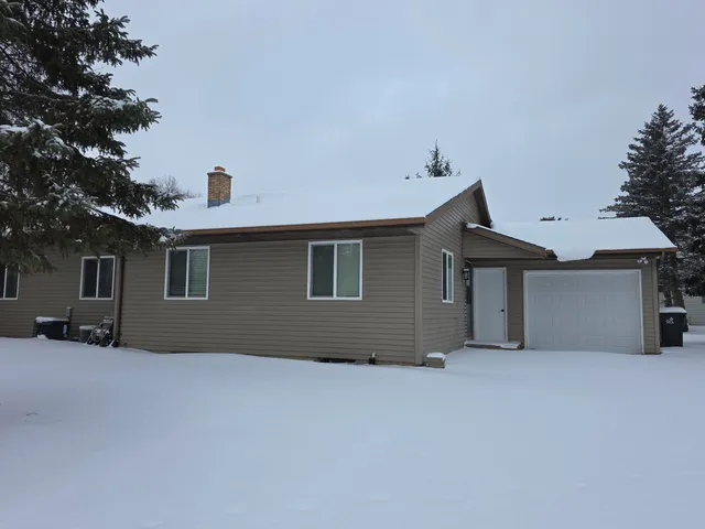 $1,800 | 539 East Avenue, Hartford, WI 53027