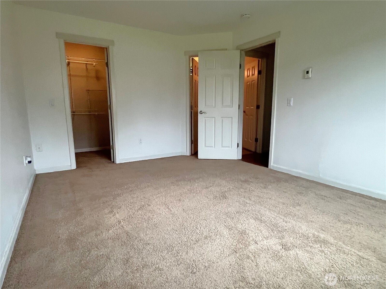 2613 South 272nd Street, Unit 21 Kent, WA 98032 - Photo 11 of 19 an empty room with closet and mirror