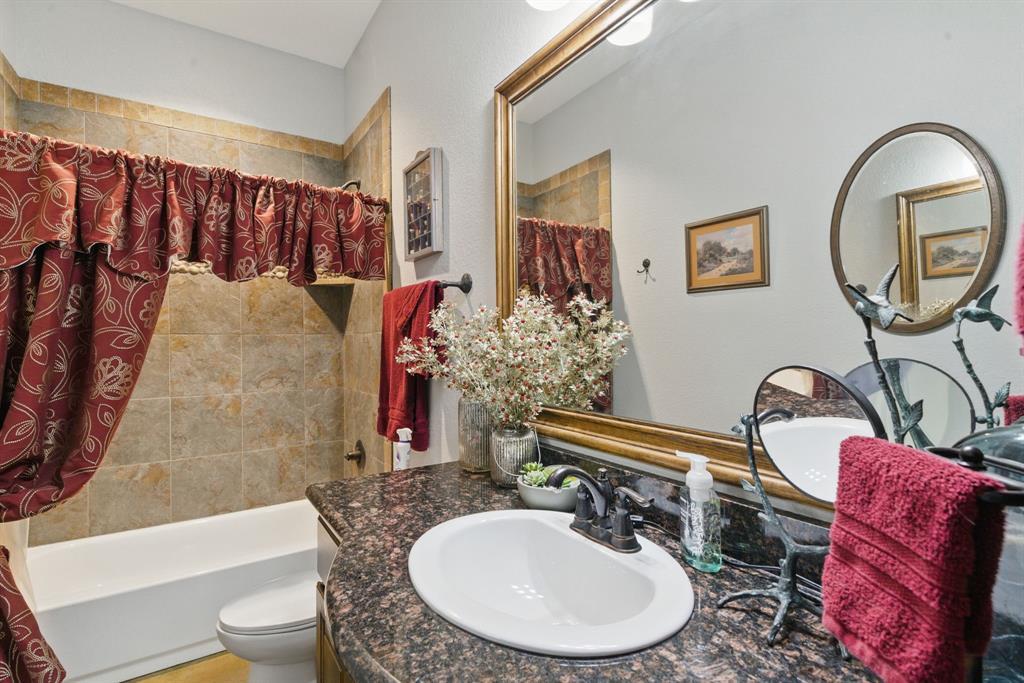 565 Ridgeway Dr Bluff Dale Bluff Dale, TX 76433 - Photo 31 of 40 Hallbath downstairs