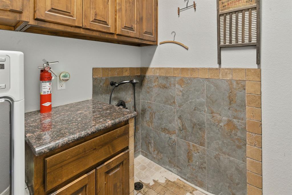 565 Ridgeway Dr Bluff Dale Bluff Dale, TX 76433 - Photo 37 of 40 Pet shower