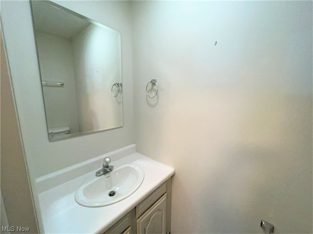 1096 Hampton Ridge Drive Akron, OH 44313 - Photo 13 of 32 1/2 bath off of family room