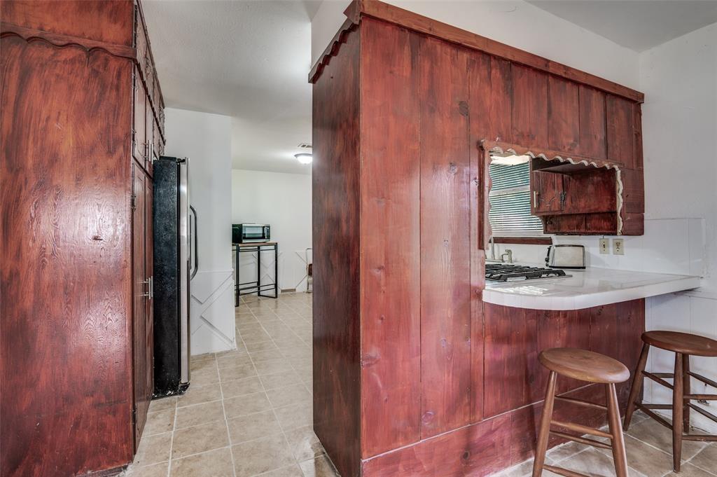 409 Roberts Circle Arlington, TX 76010 - Photo 17 of 25 a bathroom with a sink a mirror and shower