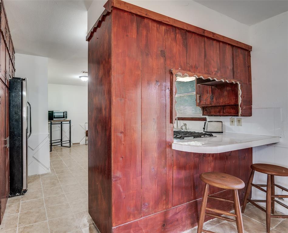 409 Roberts Circle Arlington, TX 76010 - Photo 18 of 25 a workspace with furniture and window